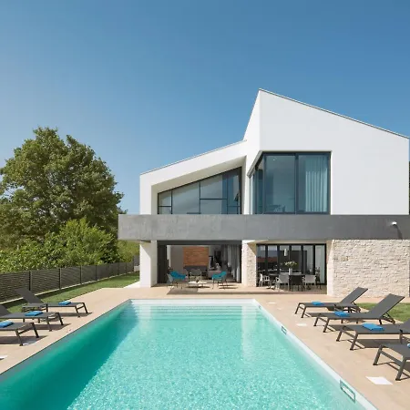 Vila Luxurious With Pool, Covered Terrace, Trampoline, Beach At 2 Km