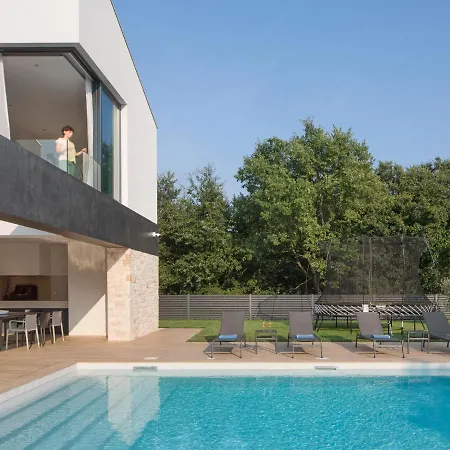 Luxurious With Pool, Covered Terrace, Trampoline, Beach At 2 Km Vila Ližnjan