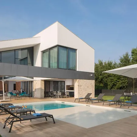 Vila Luxurious With Pool, Covered Terrace, Trampoline, Beach At 2 Km