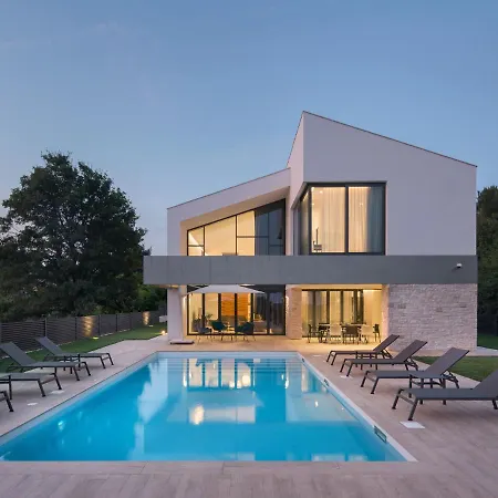 Luxurious With Pool, Covered Terrace, Trampoline, Beach At 2 Km *